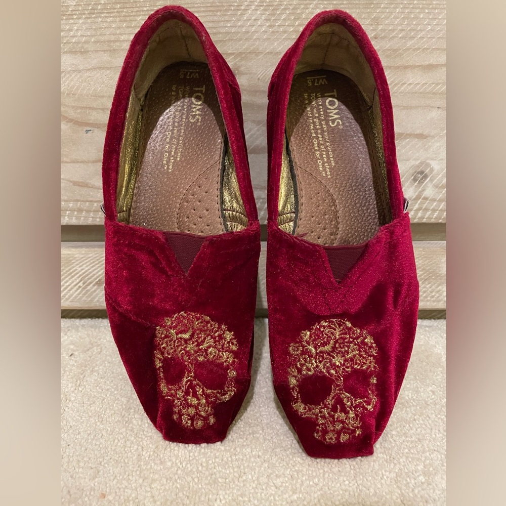 ♥️TOMS Red Velvet Embroidered Skull Loafers